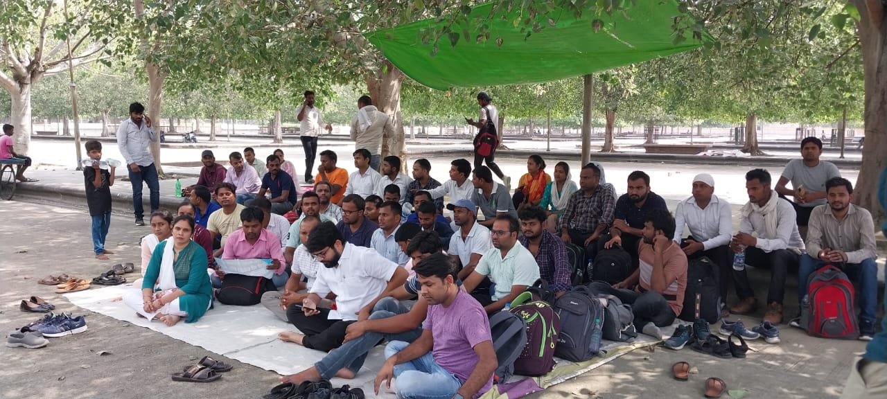 क्या दलित-पिछड़ा होना गुनाह है:अभ्यर्थी बोले  अधिकारी सीधे मुंह बात नहीं करते सीएम योगी से एक बार मिल लें तो नियुक्ति मिल जाए